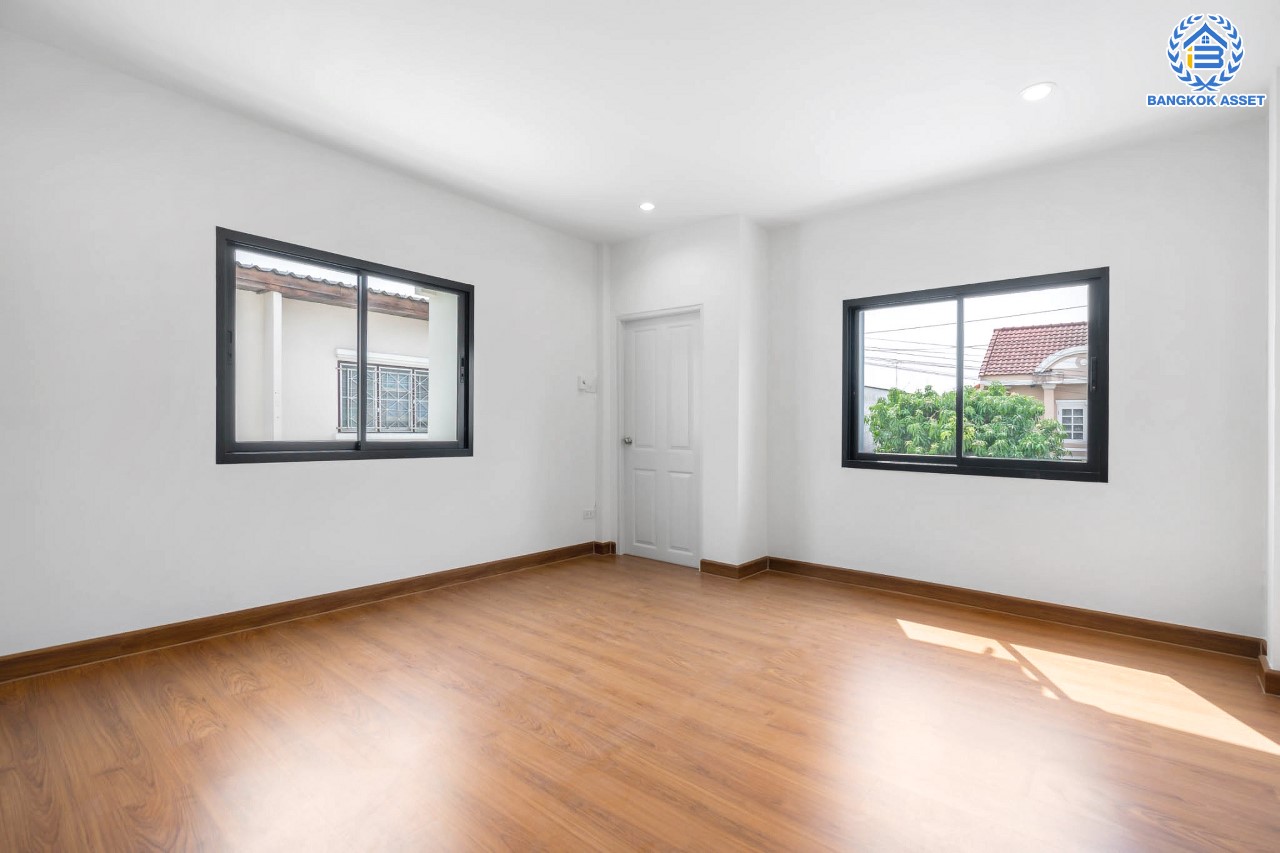 บ้านมือสองตกแต่งใหม่ ม.นันทนาการ์เด้นท์2 รัตนาธิเบศร์-ท่าอิฐ ทาวน์เฮ้าส์หลังใหญ่ ห้องริม แบรนด์ Property Perfect เนื้อที่ 34.5 ตร.ว. ฟังก์ชัน 2 ห้องนอน 2 ห้องน้ำ บนทำเลเดินทางสะดวก เชื่อมต่อหลายเส้นทาง ใจกลาง 2 เซ็นทรัลฯ เพียง 5 นาทีถึงรถไฟฟ้า "สถานีบางรักน้อยท่าอิฐ"